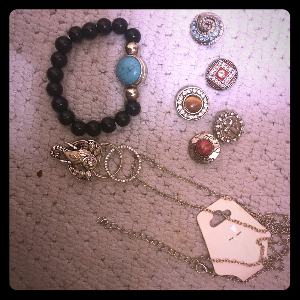 Exchangeable necklace and bracelet set.